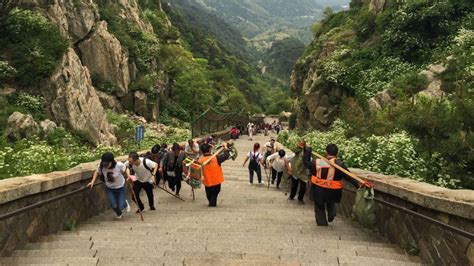 In China, ‘climbing buddies’ are travel guides and BFFs in one